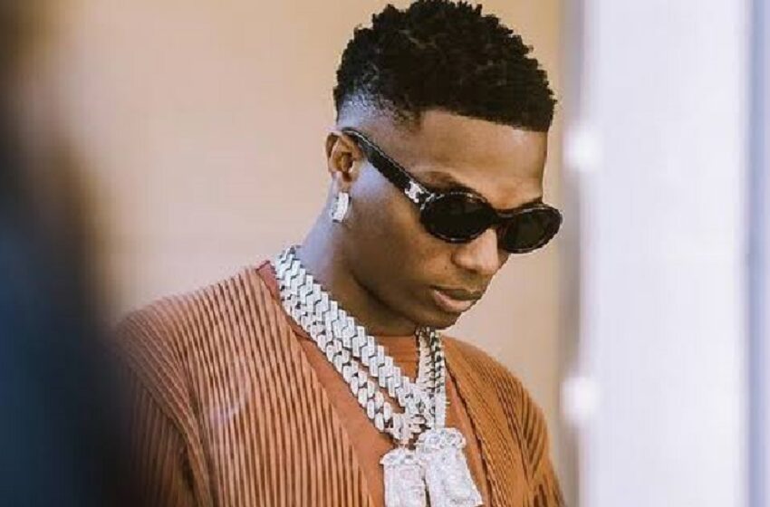  Wizkid : le chanteur annonce le décès de sa mère