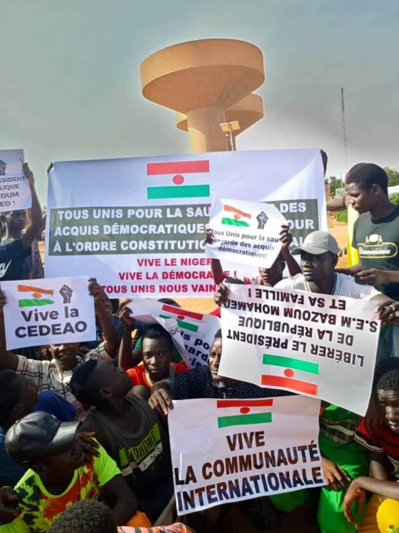 une manifestation pro-Bazoum dispersée par la junte