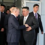 Kim Jong-un et Poutine accolade