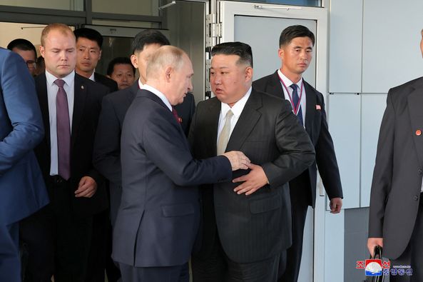 Kim Jong-un et Poutine accolade