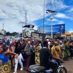 foule accueillant Mamadi Doumbouya