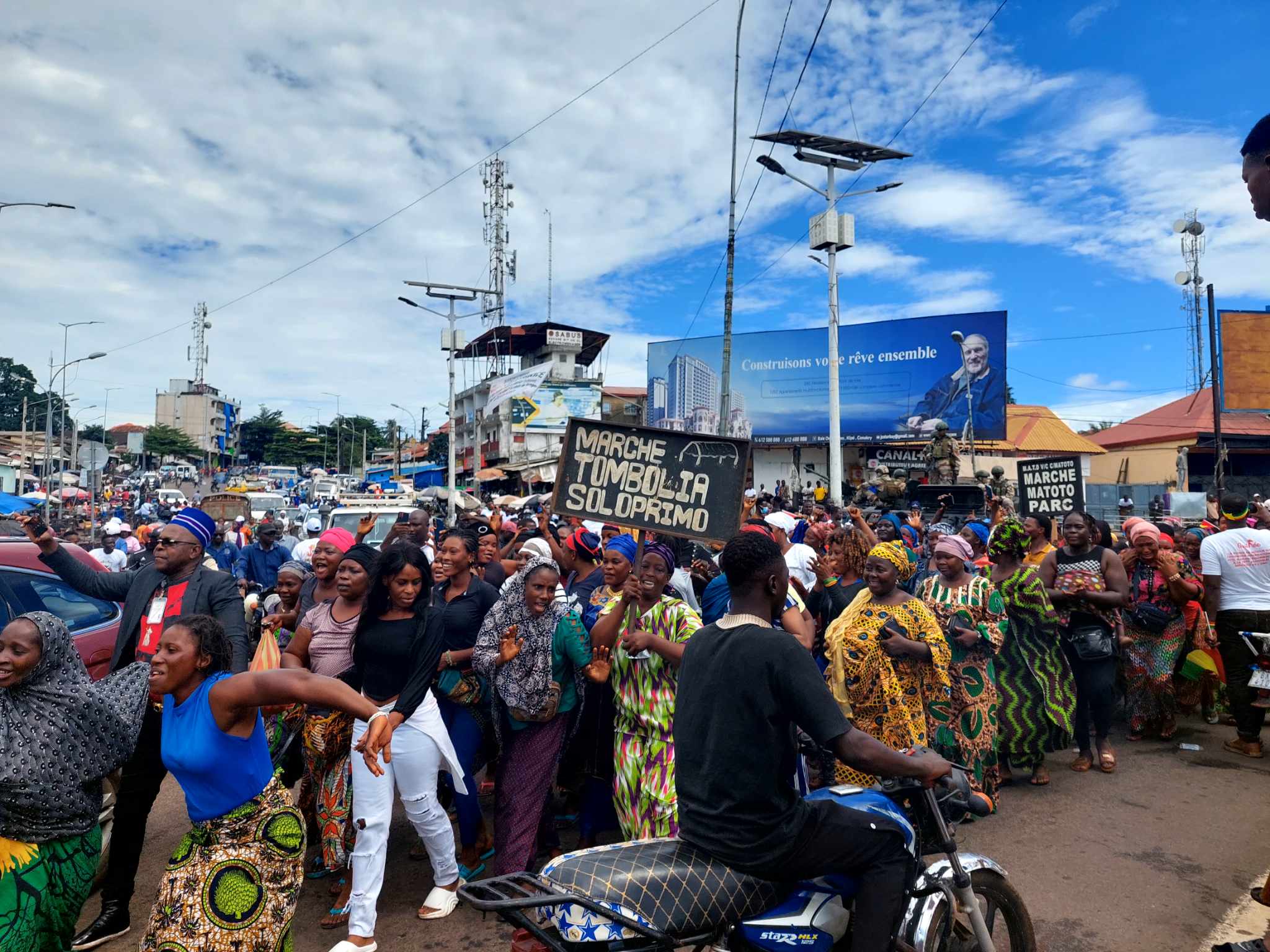 foule accueillant Mamadi Doumbouya