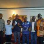 Brice Oligui Nguema rend visite au professeur Albert Ondo Ossa