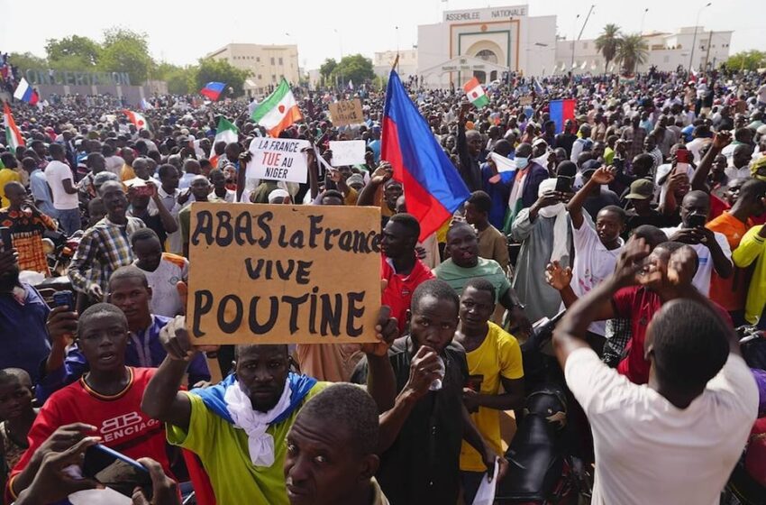  Niamey : Des milliers de manifestants réclament le départ des troupes françaises