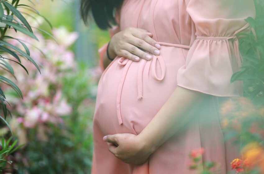  Elle tombe enceinte deux fois en une semaine et met au monde des triplées