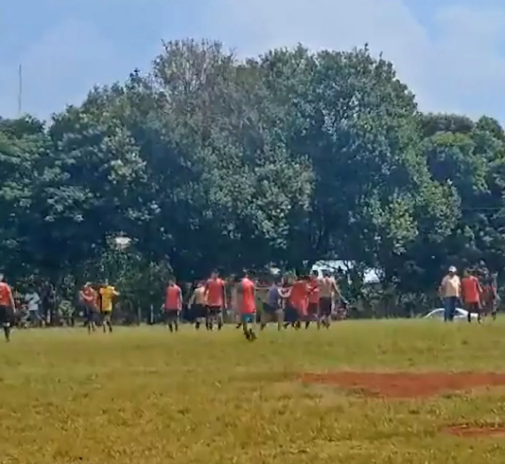 arbitre sort un couteau et poignarde un joueur en plein match