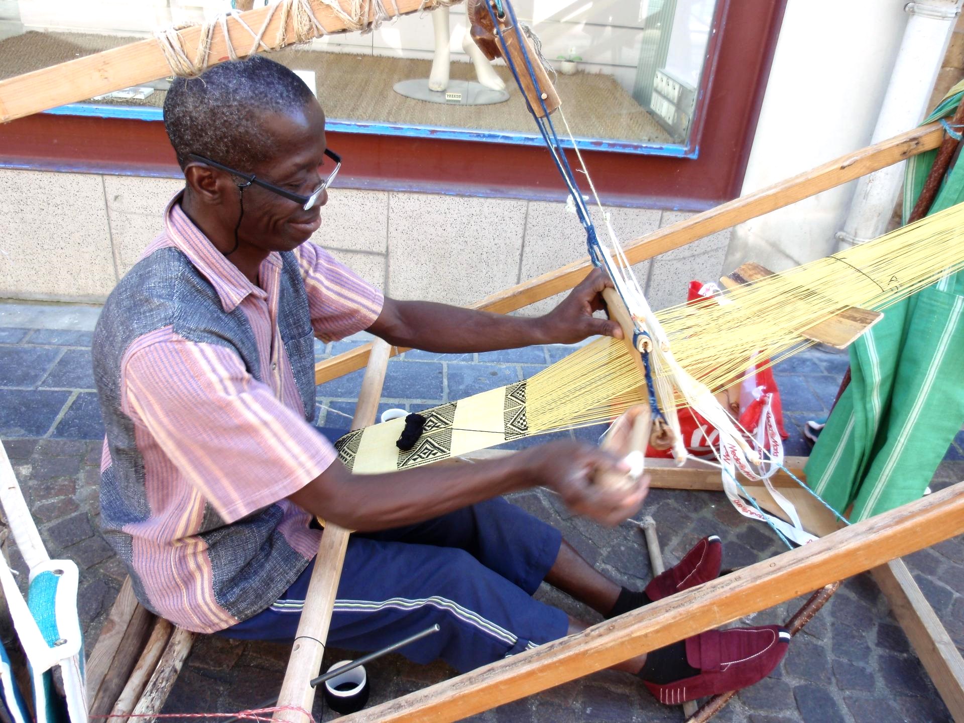 tisserand en plein travail