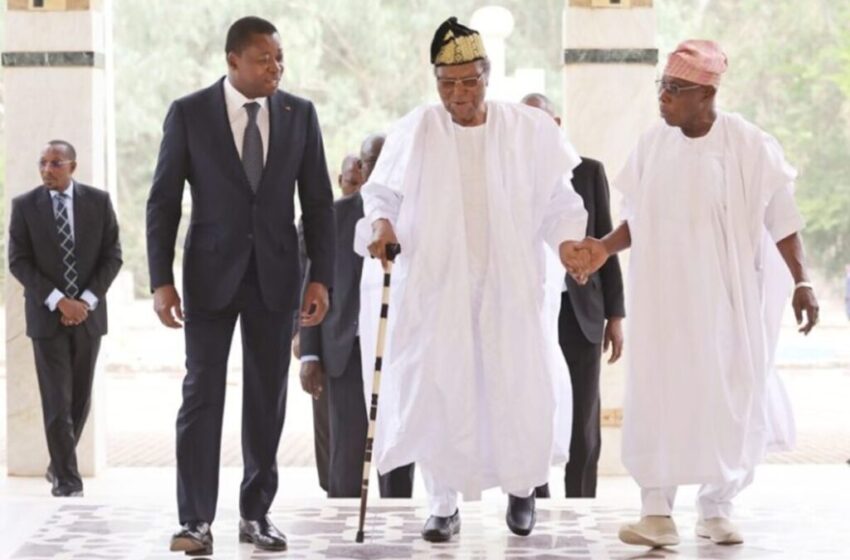  Hommage et échanges à Pya : Les anciens présidents Obasanjo et Soglo s’entretiennent avec Faure Gnassingbé