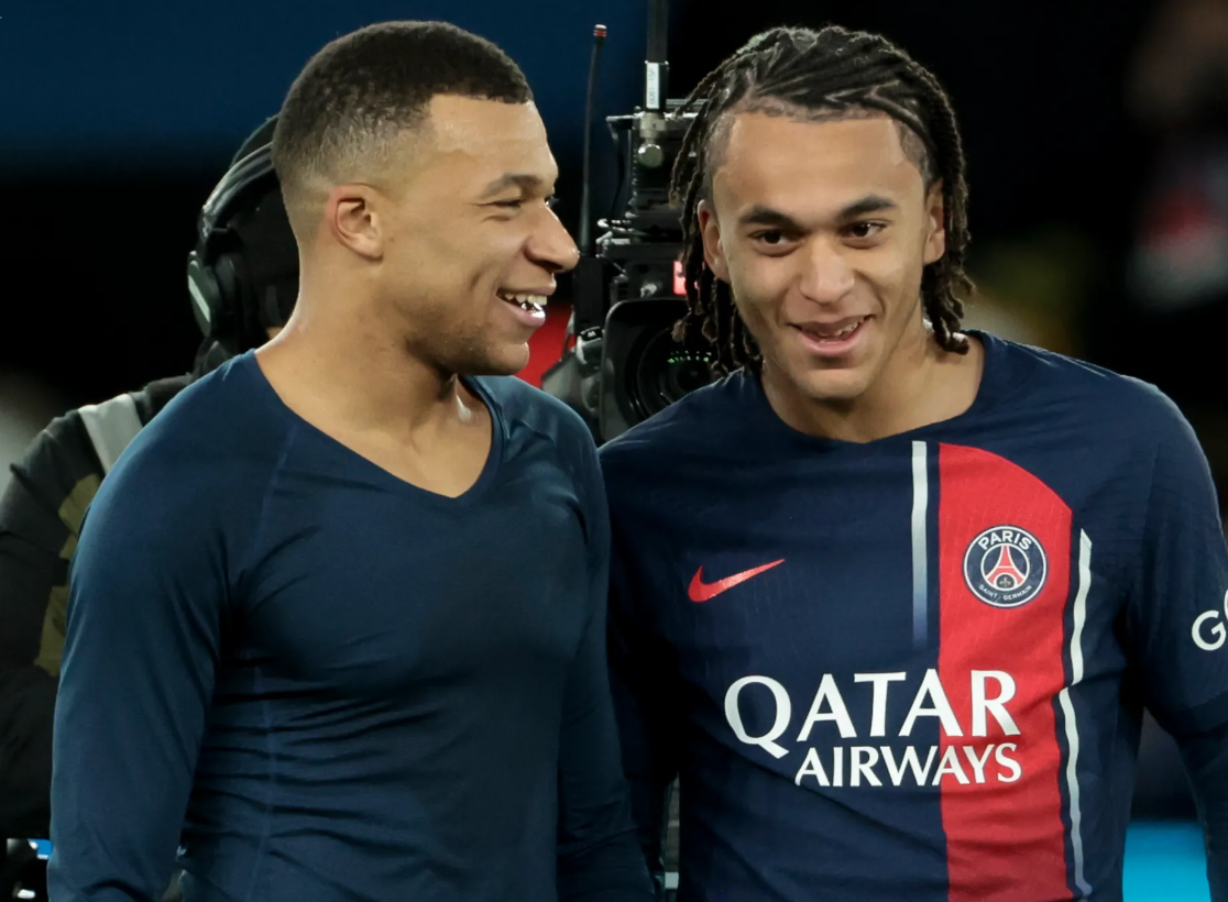 Le Real Madrid aurait accepté de signer Ethan Mbappé(17 ans), le frère de Kylian Mbappé, dans le cadre d'un accord visant à attirer la superstar du PSG.