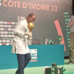 CAN2023 : l’ancien capitaine des Eléphants Gadji Céli présente le trophée de la 34e CAN