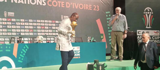 CAN2023 : l’ancien capitaine des Eléphants Gadji Céli présente le trophée de la 34e CAN