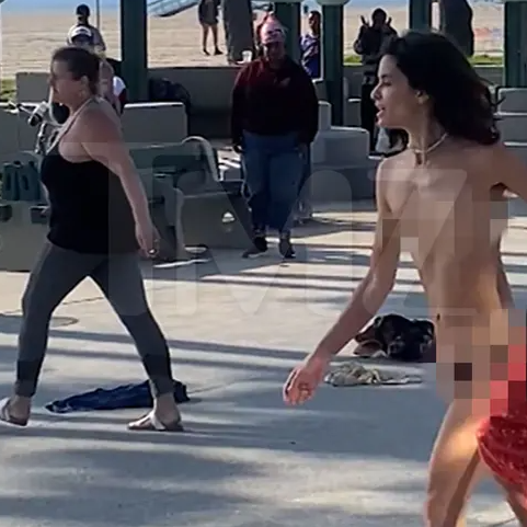  Une femme n..e se bat à Venice Beach à Los Angeles (vidéo).