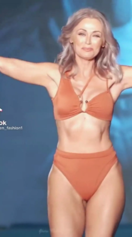 Une femme de 60 ans montre ses courbes impressionnantes en bikini