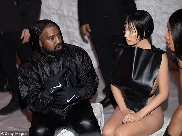 La femme du rappeur Kanye West, Bianca Censori, porte une combinaison très risquée sans sous-vêtements lors de la Fashion Week de Milan (Photos).