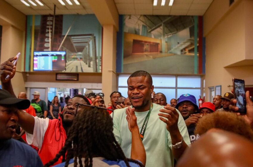  Super Eagles : Nwabali, reçoit un accueil héroïque lors de retour au club sud-africain Chippa United (photos/vidéo).