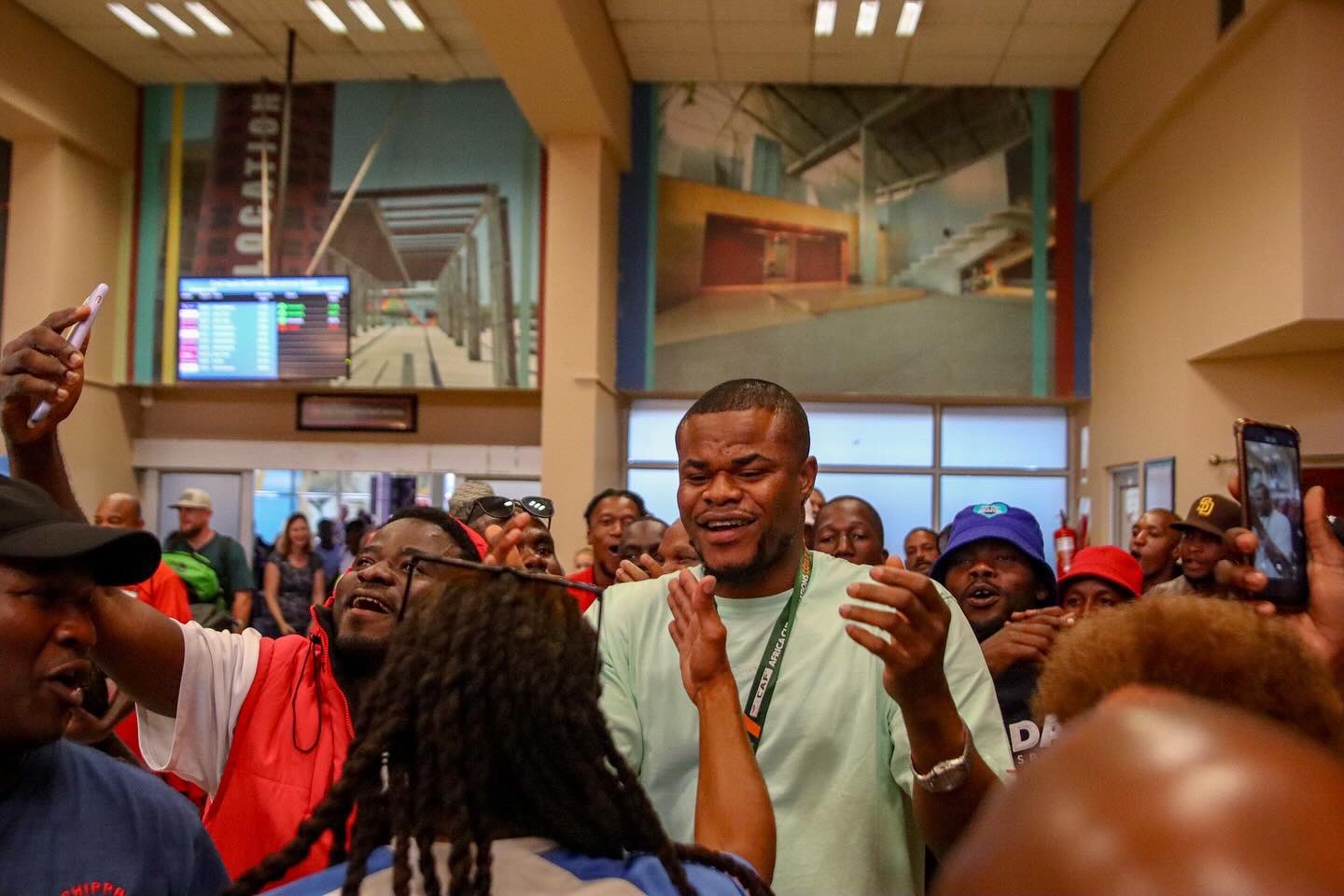 Super Eagles : Nwabali, reçoit un accueil héroïque lors de retour au club sud-africain Chippa United (photos/vidéo).