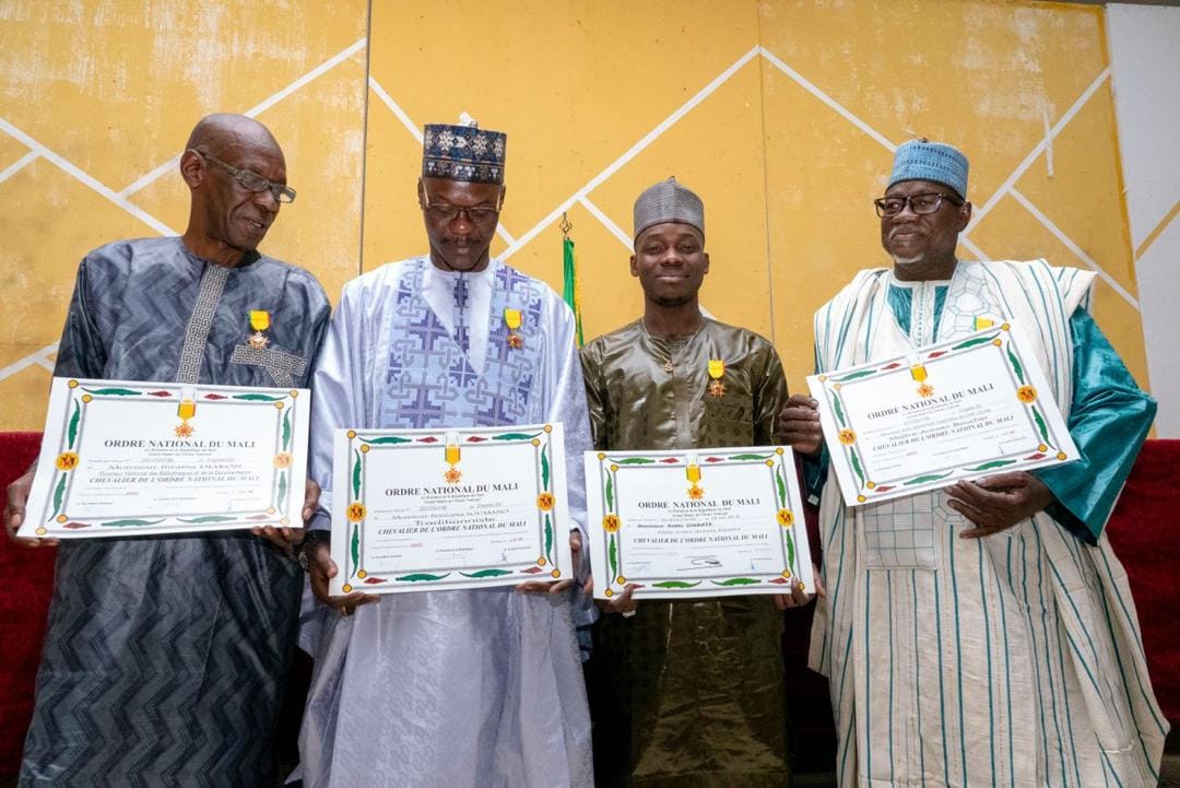 Sidiki Diabaté, la célèbre star malienne, est honorée d'une nouvelle distinction (photo).