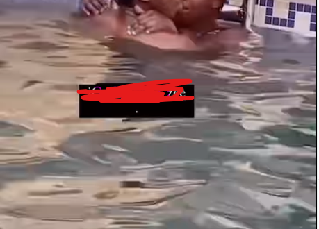  Surpris entrain de lui faire l’am..ur dans la piscine, il continue (Vidéo)