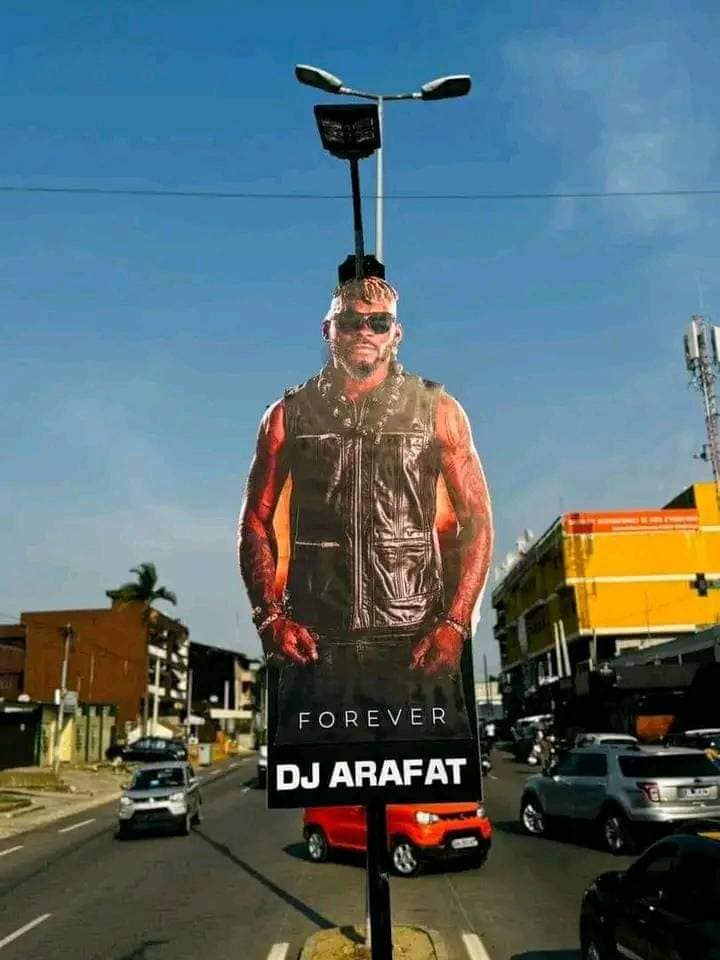 DJ ARAFAT : Badro fait une nouvelle effigie sur le lieu de son accident à Cocody Angré.