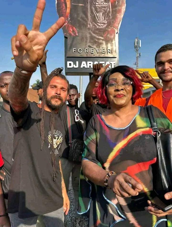 DJ ARAFAT : Badro fait une nouvelle effigie sur le lieu de son accident à Cocody Angré.