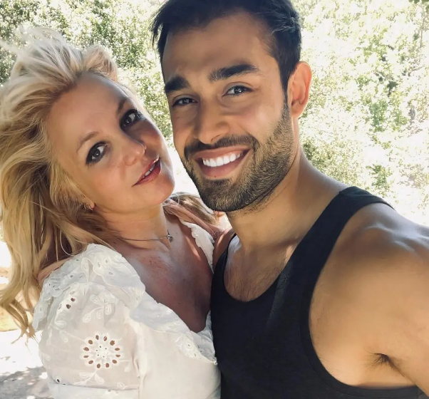  Sam Asghari qualifie le mariage avec Britney Spears de ‘bénédiction’ 6 mois après l’avoir qualifiée de tricheuse abusive