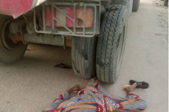 Un conducteur de camion écrase un homme à mort en faisant marche arrière.