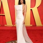 Emily Ratajkowski dévoile un peu de côté dans une robe blanche révélatrice lors d'une soirée post-Oscars (photos/vidéo).