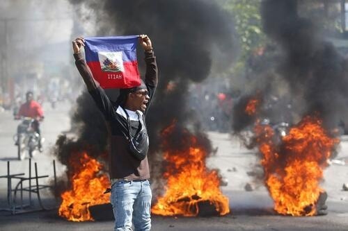  Haïti: le gouvernement décrète l’état d’urgence et un couvre-feu(rfi)