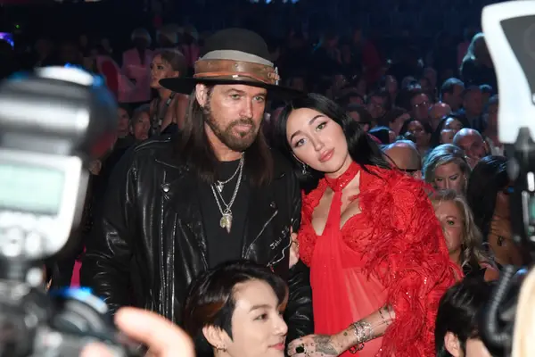Noah Cyrus serait "offensée" par le mariage de Tish Cyrus avec Dominic Purcell après avoir été en couple avec lui." (Rapports)