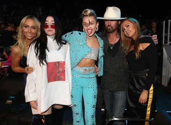 Noah Cyrus serait "offensée" par le mariage de Tish Cyrus avec Dominic Purcell après avoir été en couple avec lui." (Rapports)