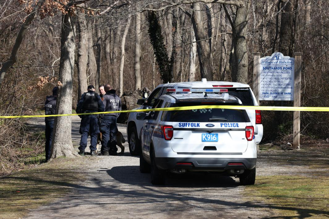 Quatre personnes arrêtées après la découverte de parties du corps sectionnées d'un homme et d'une femme dans un parc de New York