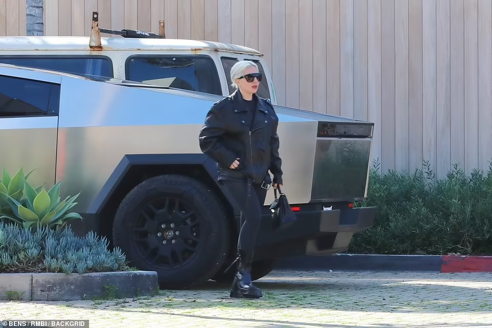 Comment le Cybertruck est devenu LA voiture de célébrité incontournable : Lady Gaga, Justin Bieber et Kim Kardashian sont tous devenus des propriétaires fiers de ce véhicule électrique de 100 000 dollars - alors qu'Elon les félicite d'avoir "un excellent goût"