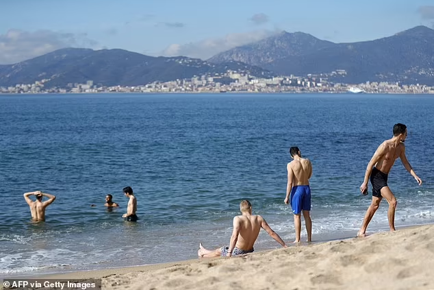 Le mois dernier a officiellement été le février le plus chaud JAMAIS ENREGISTRÉ, avec des températures mondiales de 0,81°C au-dessus de la moyenne - et les experts disent que le changement climatique en est la cause.