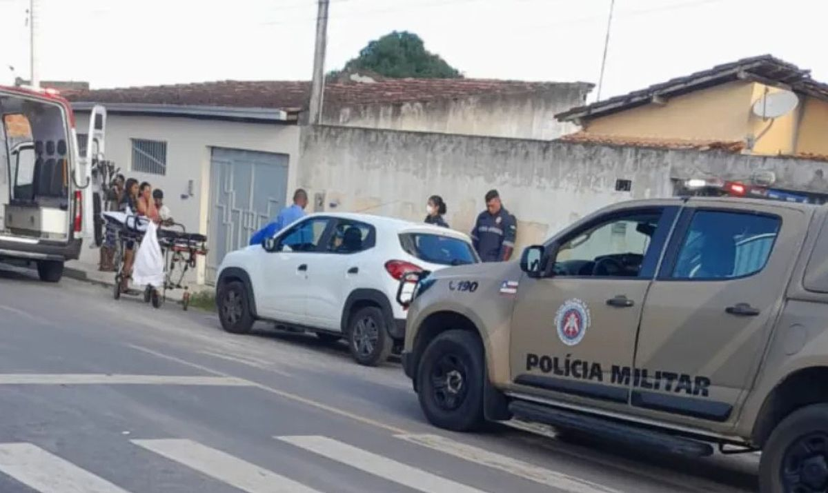 Une fille de 4 ans meurt après avoir été oubliée dans la voiture par son père qui devait l'emmener à l'école.