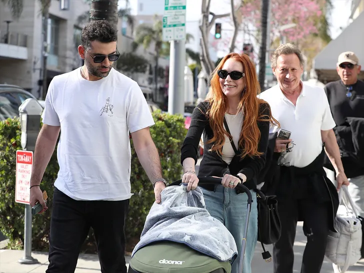 Lindsay Lohan pousse une poussette avec son mari à Beverly Hills