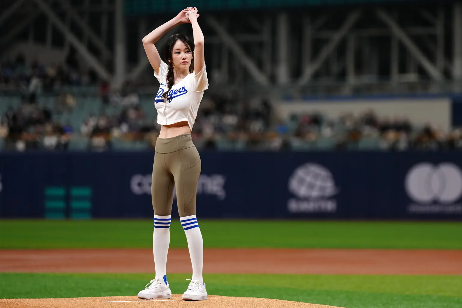 Les Dodgers époustouflés par le premier lancer de l'actrice sud-coréenne dans un moment viral