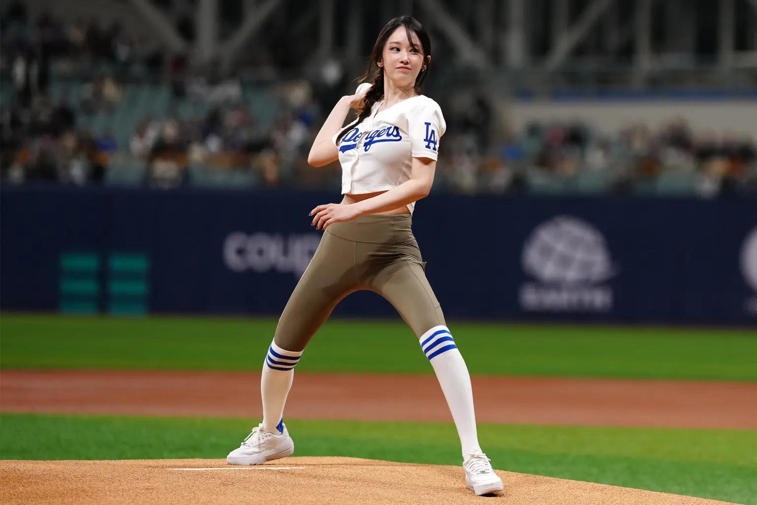 Les Dodgers époustouflés par le premier lancer de l'actrice sud-coréenne dans un moment viral