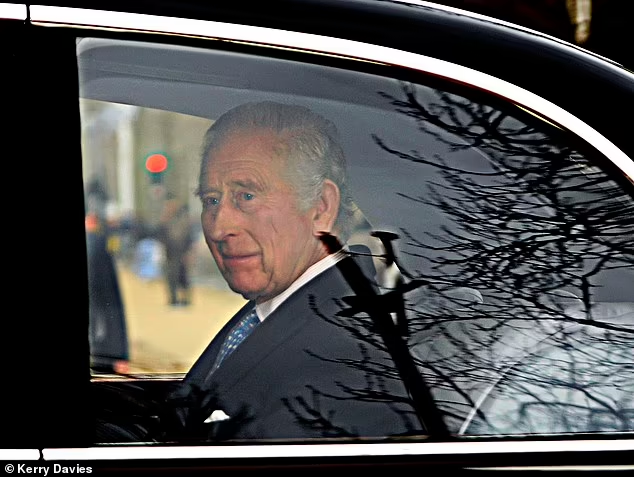  Le roi Charles aperçu quittant le château de Windsor à Clarence House(Londres)après que les médias russes aient affirmé que le monarque était décédé de manière inattendue.