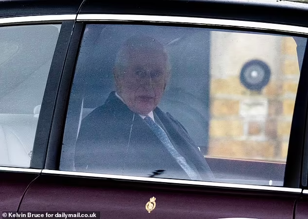 Le roi Charles aperçu quittant le château de Windsor à Clarence House(Londres)après que les médias russes aient affirmé que le monarque était décédé de manière inattendue.