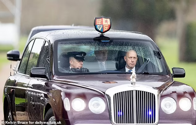 Le roi Charles aperçu quittant le château de Windsor à Clarence House(Londres)après que les médias russes aient affirmé que le monarque était décédé de manière inattendue.