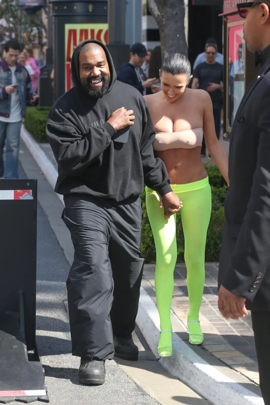 Le rappeur Kanye West baisse le legging de sa femme Bianca Censori pour dévoiler ses fesses alors qu'ils se rendent à une réunion d'affaires (Photos).