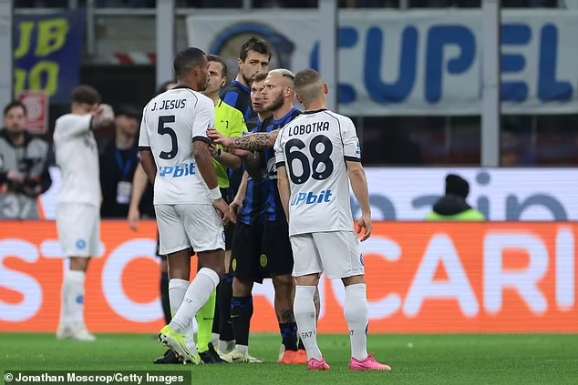 Le footballeur de la Lazio, Francesco Acerbi, quitte le camp de l'équipe d'Italie après avoir prétendument proféré des insultes racistes à l'encontre de Juan Jesus lors du match nul entre l'Inter Milan et Naples.