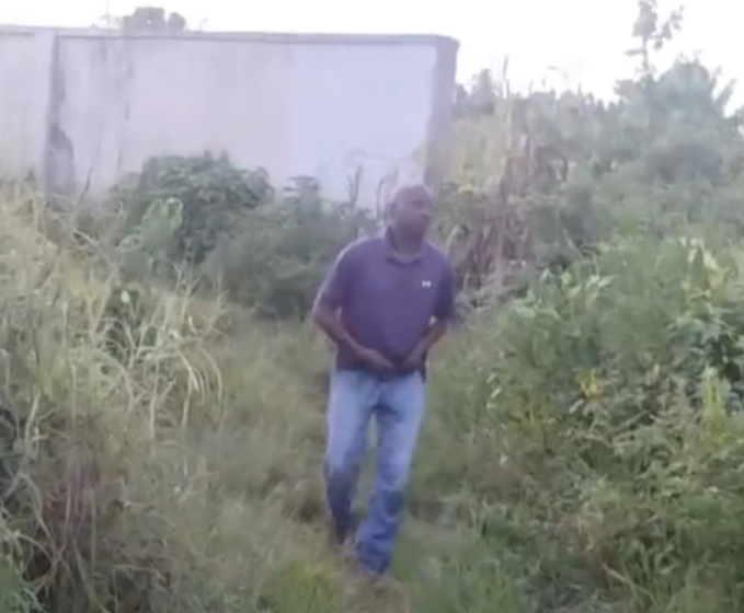  Un homme tente d’arracher le téléphone d’un jeune homme qui le confronte après avoir été surpris en train de s’envoyer en l’air avec une jeune fille dans la brousse.