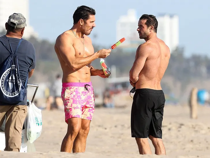 Le styliste Chris Appleton repéré torse nu à la plage avec son nouveau petit ami