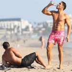 Le styliste Chris Appleton repéré torse nu à la plage avec son nouveau petit ami