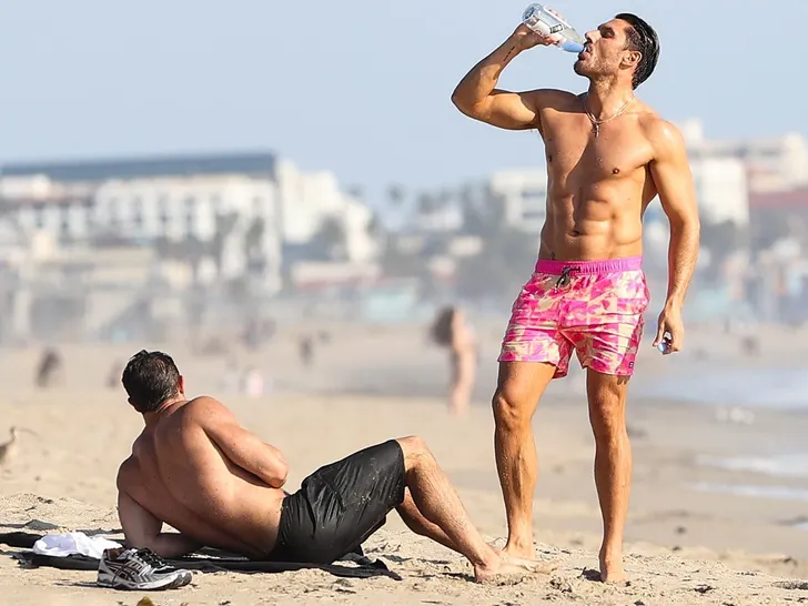 Le styliste Chris Appleton repéré torse nu à la plage avec son nouveau petit ami