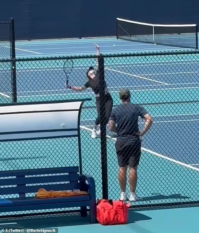 La star du tennis, Aryna Sabalenka, retourne sur le terrain pour s'entraîner en vue de l'Open de Miami après le décès de son petit ami Konstantin Koltsov (photos)