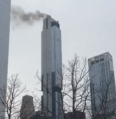 Etats-Unis : Un gratte-ciel est en feu à proximité du World Trade Center à New York (vidéo). (témoins)