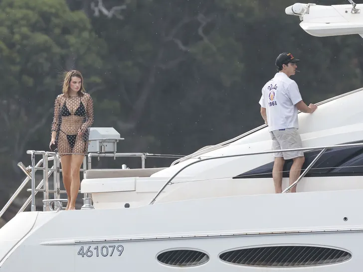 Le chanteur Joe Jonas fait du paddle avec sa supposée petite amie Stormi Bree en Australie.