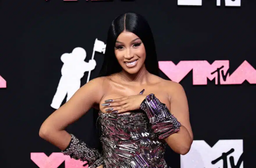  Cardi B Qualifie La Collaboration Avec Shakira De “Rêve” Lors de l’Ouverture du Tournage du Nouveau Single “Punteria”.